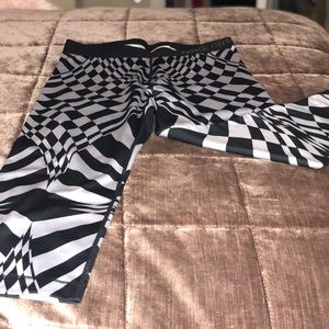 NIKE PRO SIZE L BLACK & GREY DESIGN CAPRI LEGGINGS